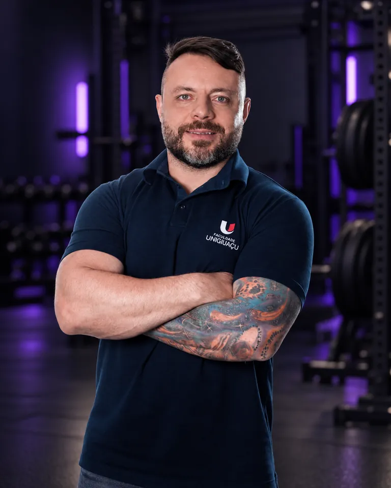 Prof. Dr. Jonato Prestes na academia, de braços cruzados